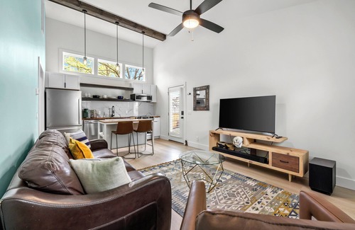 McFerrin Park Casa | Hot Tub, King Bed, only 5 minutes to downtown!