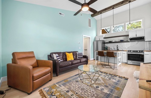 McFerrin Park Casa | Hot Tub, King Bed, only 5 minutes to downtown!