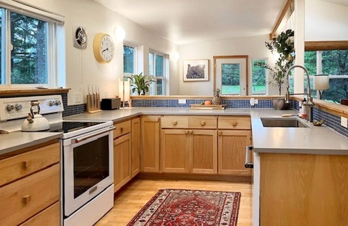 Manzanita Casa | Hot Tub| King Suite| walk to beach|Views