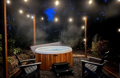 Manzanita Casa | Hot Tub| King Suite| walk to beach|Views