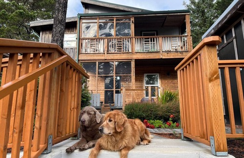 Manzanita Casa | Hot Tub| King Suite| walk to beach|Views