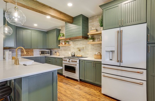 Greentown Casa | Hot Tub & Lake Access at Poconos Getaway!