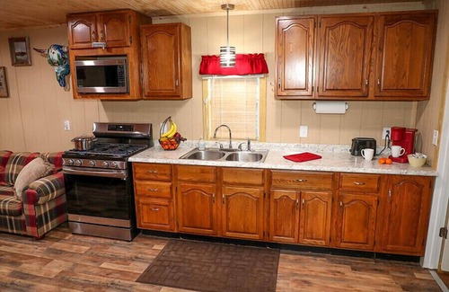 Commerce Cabina | Hot Tub - Lake Front Lodge - Private