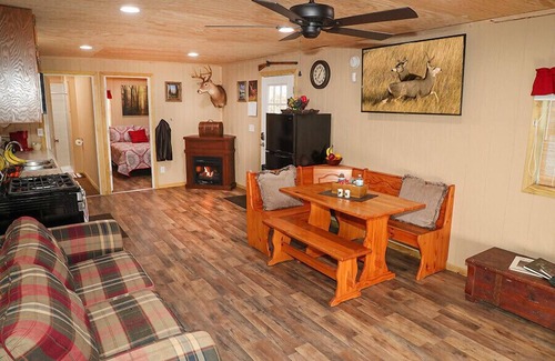 Commerce Cabina | Hot Tub - Lake Front Lodge - Private
