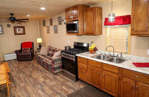 Commerce Cabina | Hot Tub - Lake Front Lodge - Private