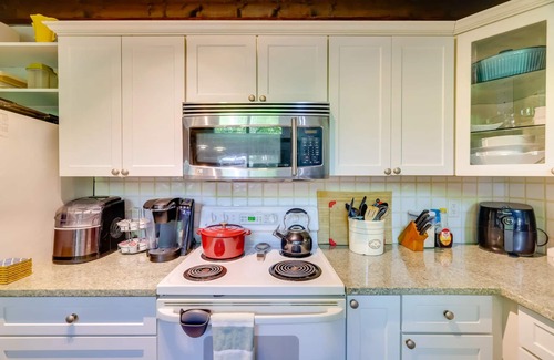 Lake Ariel Chalet De Esquí | HOT TUB, Lakes, Pools, Beaches, Golf, Game Room & Endless Foliage, Dog friendly