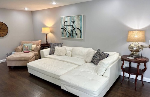 Huron Casa | HOT TUB! Large 5 Bedroom House: Sleeps 16