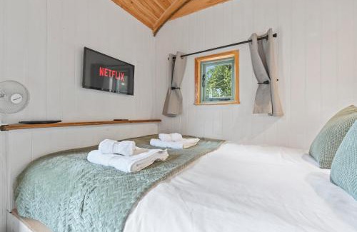 Yarpole Casa | Hot Tub Luxury Glamping - Private Stargazing Patio