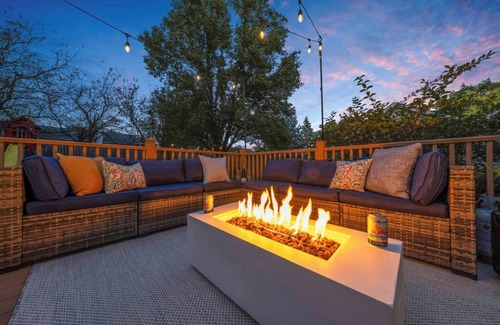 West Des Moines Casa | Hot Tub- Mini Golf- Movie Theater- Gym- Bowling- Huge Game Room