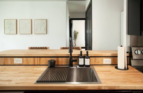 George Haywood's Lakefront Casa | Modern Lake Erie Cottage w/ Hot Tub Near Wineries
