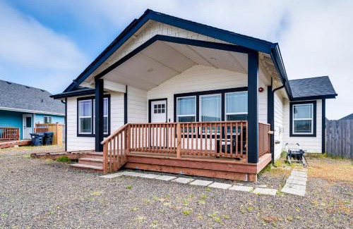 Ocean Shores Casa | Hot Tub Modern Ocean Shores Home, 2 Mi to Beach!