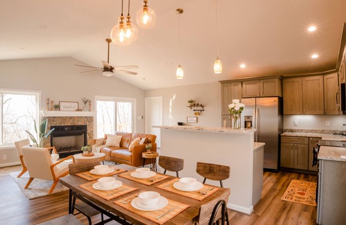 Linden Cabina | Hot Tub Mountain View Dog Friendly Modern Chalet