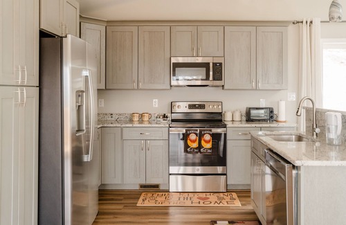 Linden Cabina | Hot Tub Mountain View Dog Friendly Modern Chalet