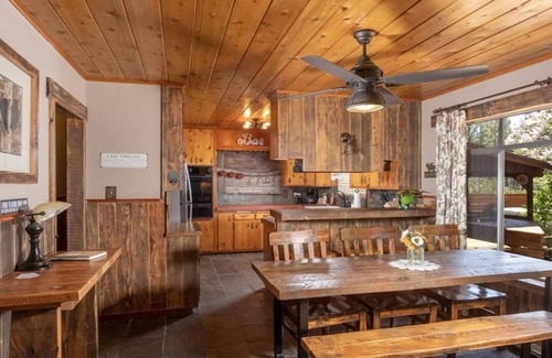The Village Cabina | Hot Tub Near Lake Kellys Kottage
