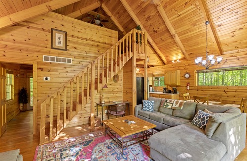 Slade Cabina | Hot Tub & No Pet Fee - Beary Secluded - Small Family Cabin in Red River Gorge, Kentucky!