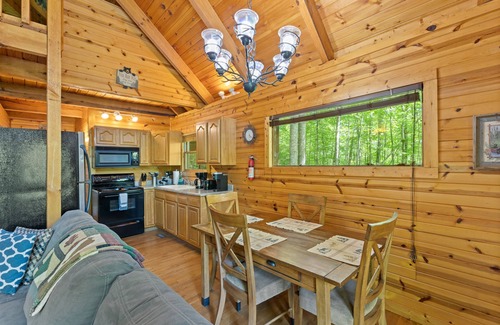Slade Cabina | Hot Tub & No Pet Fee - Beary Secluded - Small Family Cabin in Red River Gorge, Kentucky!