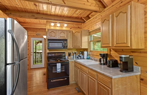 Slade Cabina | Hot Tub & No Pet Fee - Beary Secluded - Small Family Cabin in Red River Gorge, Kentucky!