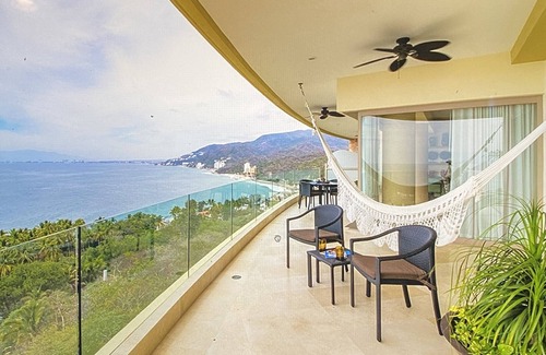 Zona sur Complejo | hot tub on deck