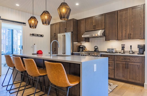 Willow Grove Casa | Hot Tub on Rooftop Deck - Mountain/River Views - Gym - EV Charger - 3 Kings
