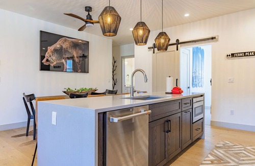 Willow Grove Casa | Hot Tub on Rooftop Deck - Mountain/River Views - Gym - EV Charger - 3 Kings