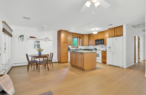 Caseville Apartamento | Hot Tub Open! Cozy lakeview Home w Great Beach!