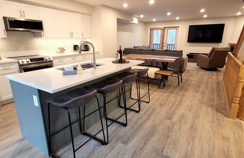 East Kootenay Casa | Hot tub | Open-Plan | Newly Renovated | Air-Conditioning
