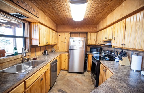 Ozone Cabina | Hot Tub, Patio, and Fire Pit - Cooper's Ozark Cabin