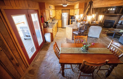 Ozone Cabina | Hot Tub, Patio, and Fire Pit - Cooper's Ozark Cabin