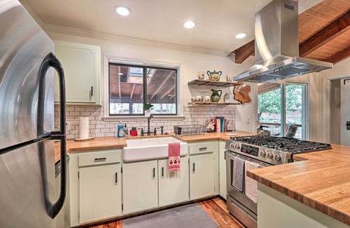 Munds Park Cabina | Hot Tub & Patio: Pet-Friendly Cabin in Munds Park!