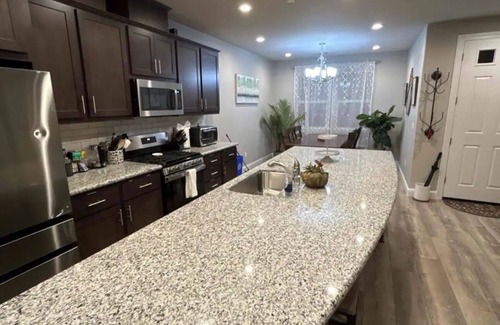 Murphys Casa | Hot tub, ping pong, and walking distance to over 25 wine tasting rooms!