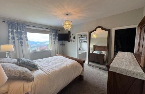 Foothills Apartamento | Hot Tub, Pool, City Views, close to Silver Star