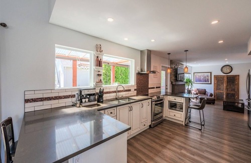 Okanagan-Similkameen Casa | Amplia casa con piscina, cerca de KVR, el centro y el lago