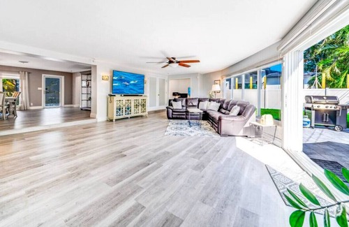 Santa Barbara Estates Casa | HOT TUB+POOL TABLE! WALKING DISTANCE TO BEACH!