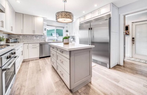 Santa Barbara Estates Casa | HOT TUB+POOL TABLE! WALKING DISTANCE TO BEACH!