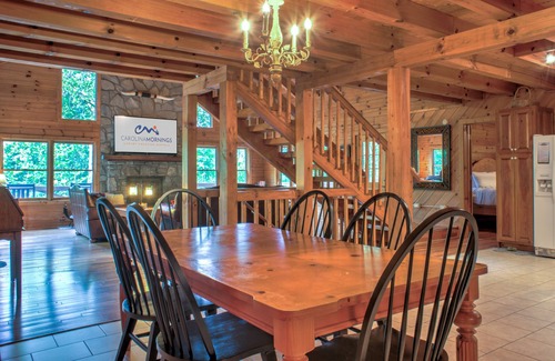 Waynesville Cabina | Hot Tub, Pool Table & Fireplace + Biltmore Pass | Pet-Friendly Mountain Stay