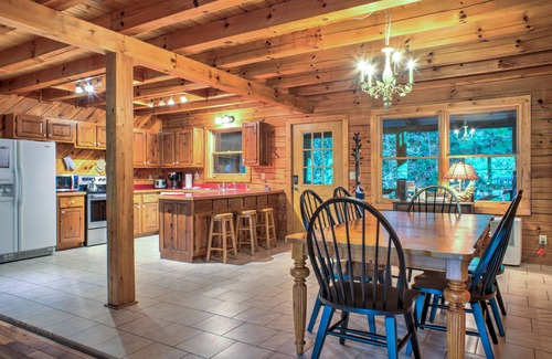Waynesville Cabina | Hot Tub, Pool Table & Fireplace + Biltmore Pass | Pet-Friendly Mountain Stay