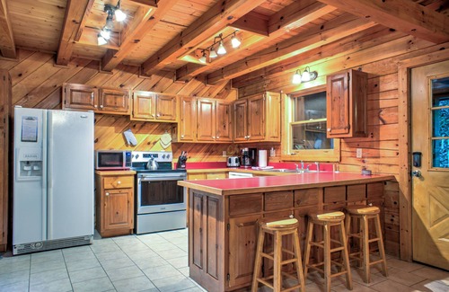 Waynesville Cabina | Hot Tub, Pool Table & Fireplace + Biltmore Pass | Pet-Friendly Mountain Stay
