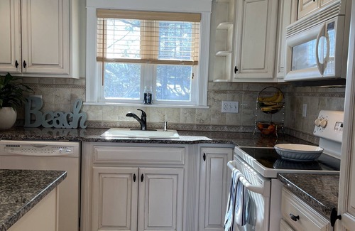 Ogunquit Casa | Hot Tub, Putting Green, 5 min walk to the beach, shops & restaurants.