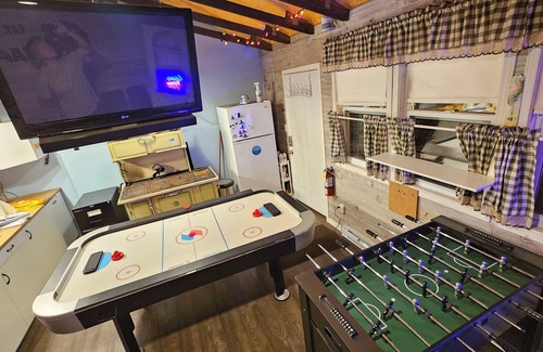 Rideau Heights Casa | Hot Tub Relax Haven + Firepit & Gameroom