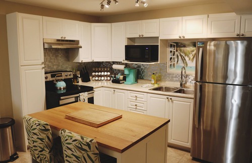 Rideau Heights Casa | Hot Tub Relax Haven + Firepit & Gameroom