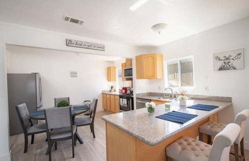 West Sacramento Casa | Hot Tub * Relaxing Retreat * Mins to DT Sacramento