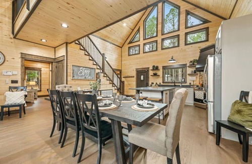 Broken Bow Cabina | Hot tub | Sauna | Fire pit | Pets | Sleeps 16 | Huge Deck