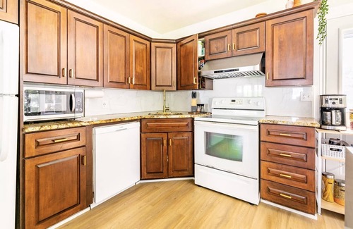 Town of Essex Cabaña | Hot Tub, Sauna, King Bed, Outdoor Patio, Winery