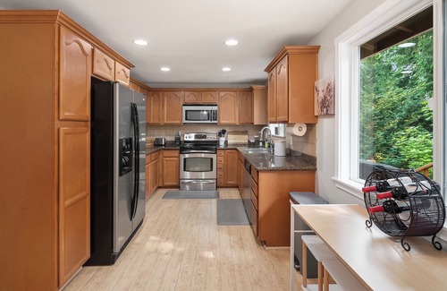 Bonney Lake Casa | Hot-Tub, Seconds to Lake Tapps, Huge Backyard, Fire-pit, Pet & Family Friendly!