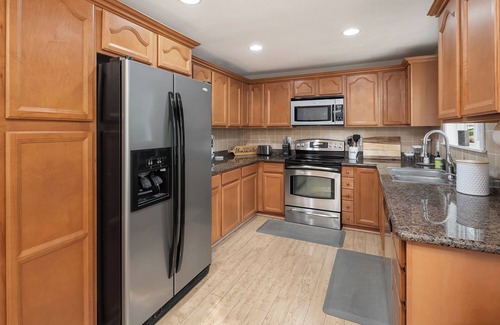 Bonney Lake Casa | Hot-Tub, Seconds to Lake Tapps, Huge Backyard, Fire-pit, Pet & Family Friendly!