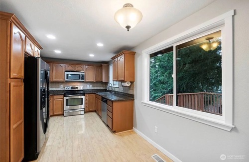 Bonney Lake Casa | Hot-Tub, Seconds to Lake Tapps, Huge Backyard, Fire-pit, Pet & Family Friendly!
