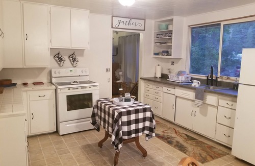 Oakridge Cabaña | Hot Tub, Ski Shack, Willamette Pass's closest house on the Oakridge/Eugene side