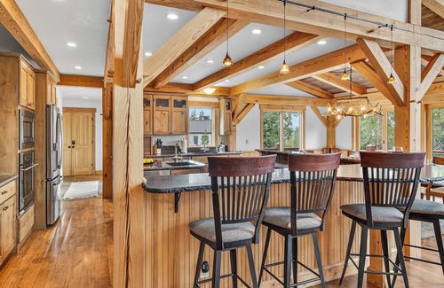 The Highlands Casa | Hot Tub + Ski Shuttle + Pet Friendly - Moose Tracks Lodge