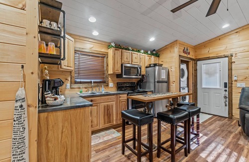 Whittier Cabina | Hot Tub! Sleeps 5! Dog friendly w/View. Near WCU, Casino, Rafting, Tubing.