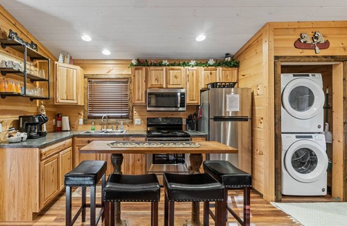 Whittier Cabina | Hot Tub! Sleeps 5! Dog friendly w/View. Near WCU, Casino, Rafting, Tubing.